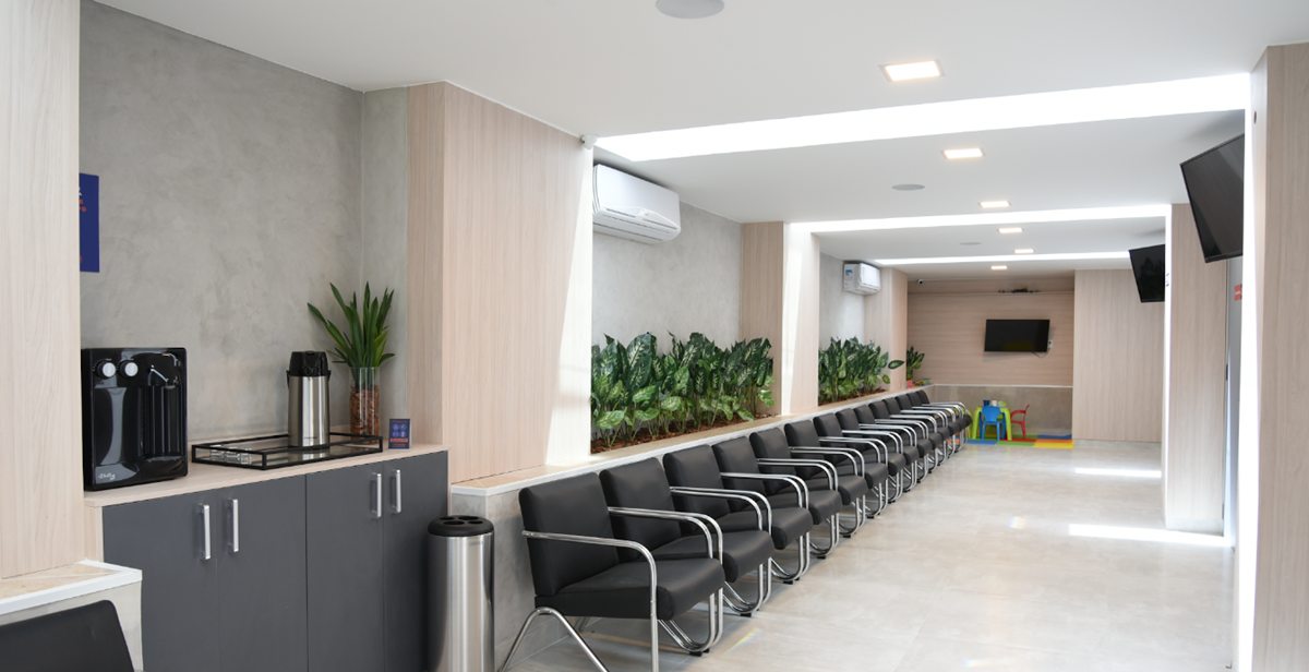 Sala de espera da Clínica Park Sul, ampla e iluminada, com poltronas e plantas