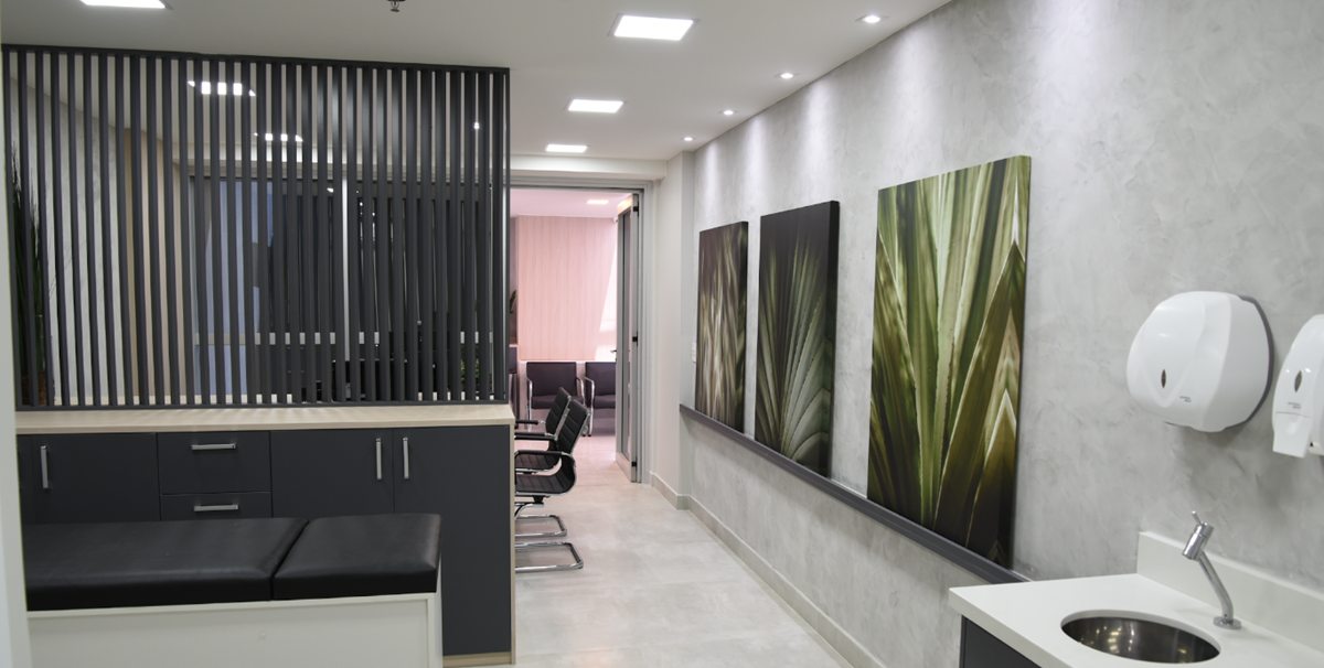 Sala de atendimento com maca e bancada na Clínica Park Sul